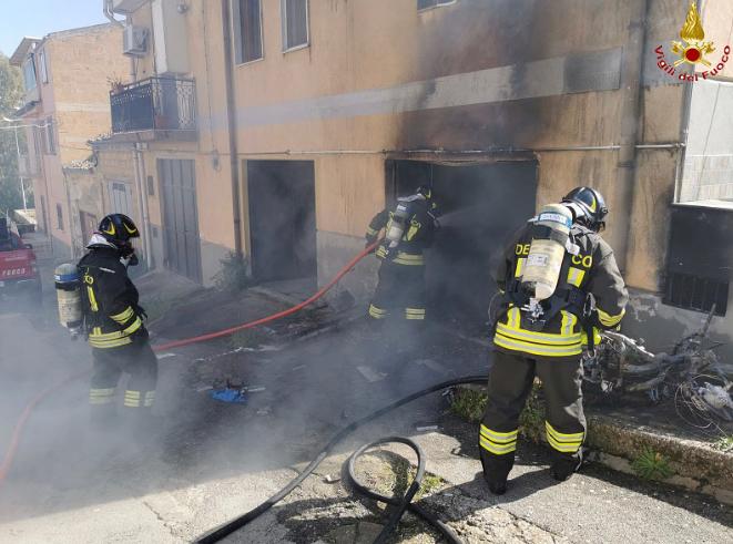 Villarosa (EN) – Garage in fiamme, Vigili del fuoco salvano l’abitazione