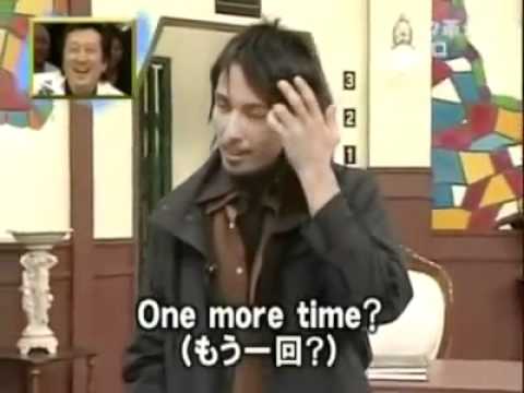 Prestigiatore giapponese si toglie la testa in diretta
