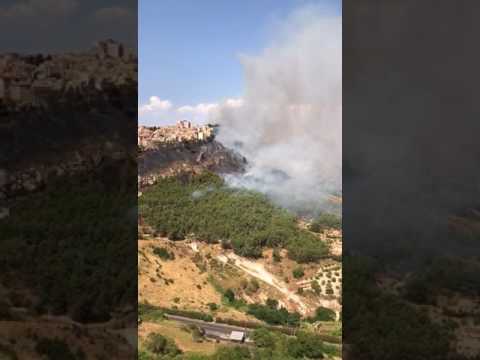 Le immagini dell'incendio ad Enna